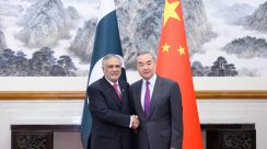 Menteri Luar Negeri Tiongkok Wang Yi berjabat tangan dengan Wakil Perdana Menteri dan Menteri Luar Negeri Pakistan Mohammad Ishaq Dar saat pertemuan bilateral di Beijing, Tiongkok, 4 Januari 2026.