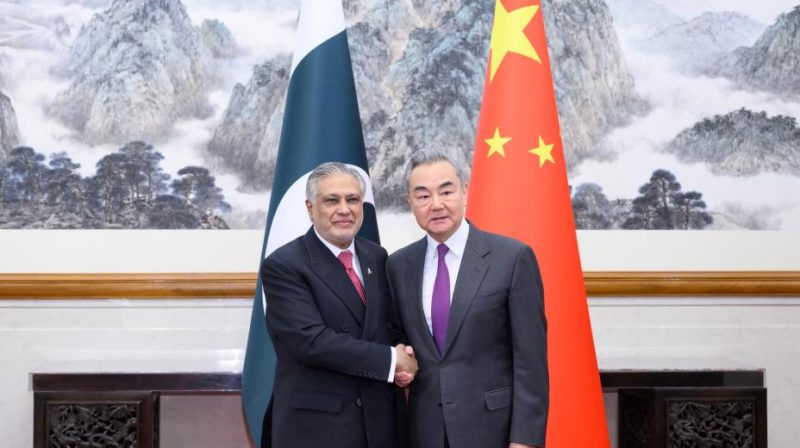 Menteri Luar Negeri Tiongkok Wang Yi berjabat tangan dengan Wakil Perdana Menteri dan Menteri Luar Negeri Pakistan Mohammad Ishaq Dar saat pertemuan bilateral di Beijing, Tiongkok, 4 Januari 2026.