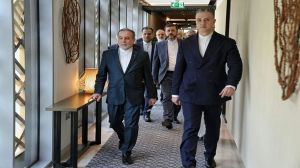 Menteri Luar Negeri Iran Seyed Abbas Araghchi berjalan menuju lokasi pertemuan antara Iran dan Amerika Serikat di Muscat, Oman, 6 Februari 2026.