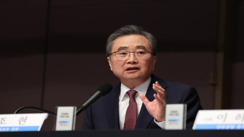 Menteri Luar Negeri Korea Selatan Cho Hyun membahas Dewan Perdamaian Trump dan dampaknya terhadap hubungan dagang dengan AS.