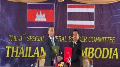 Menteri Pertahanan Kamboja Tea Seiha (kiri) dan Menteri Pertahanan Thailand Nattaphon Narkphanit