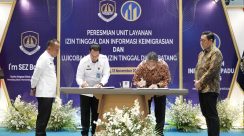 Direktur Izin Tinggal dan Status Keimigrasian Is Edy Ekoputranto meresmikan layanan I’m SEZ di KEK Industropolis Batang, Rabu (12/11/2025) (Ditjen Imigrasi untuk Hallonews).