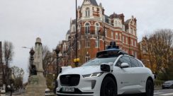 Mobil otonom Waymo terlihat beroperasi di jalanan London, Inggris, menjelang dimulainya uji coba taksi tanpa pengemudi oleh Uber dan Lyft pada tahun 2026. Foto: Waymo for Hallonews