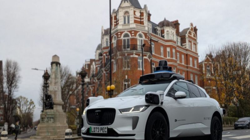 Mobil otonom Waymo terlihat beroperasi di jalanan London, Inggris, menjelang dimulainya uji coba taksi tanpa pengemudi oleh Uber dan Lyft pada tahun 2026. Foto: Waymo for Hallonews