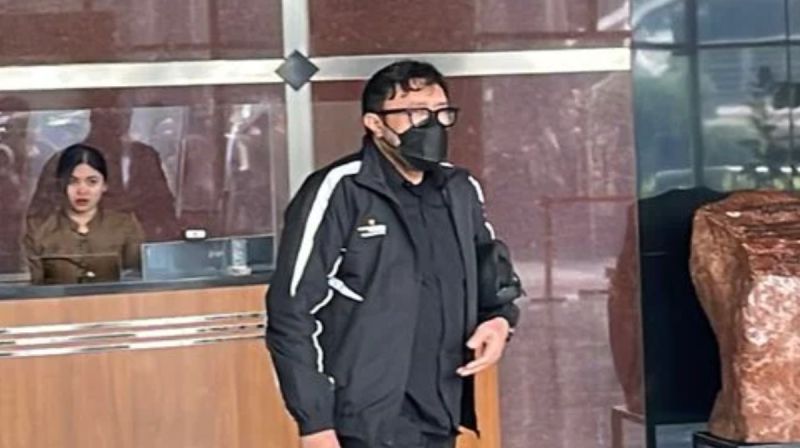 Ketua DPD PDI Perjuangan Jawa Barat Ono Surono usai menjalani pemeriksaan sebagai saksi oleh Komisi Pemberantasan Korupsi di Gedung Merah Putih KPK, Jakarta, terkait dugaan aliran uang suap proyek Kabupaten Bekasi.