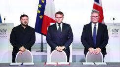 Perdana Menteri Inggris Keir Starmer (kanan), Presiden Prancis Emmanuel Macron (tengah), dan dan Presiden Ukraina Volodymyr Zelenskyy dalam pertemuan Koalisi Sukarelawan di Paris membahas pengerahan pasukan Inggris dan Prancis ke Ukraina setelah kesepakatan damai.
