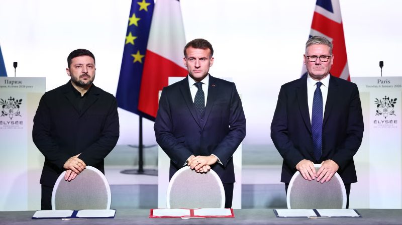 Perdana Menteri Inggris Keir Starmer (kanan), Presiden Prancis Emmanuel Macron (tengah), dan dan Presiden Ukraina Volodymyr Zelenskyy dalam pertemuan Koalisi Sukarelawan di Paris membahas pengerahan pasukan Inggris dan Prancis ke Ukraina setelah kesepakatan damai.