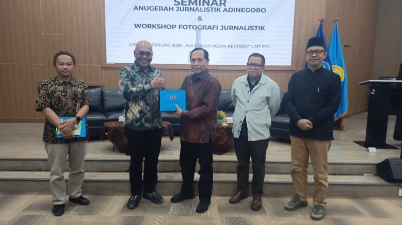 Ketua Umum PWI Pusat Akhmad Munir menyerahkan cenderamata kepada Rektor Untirta Prof. Dr. Ir. H. Fatah Sulaiman usai Seminar Adinegoro dan Workshop Fotografi Jurnalistik rangkaian Hari Pers Nasional 2026 di Serang, Banten.