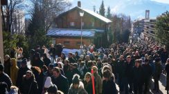 Pelayat berjalan hening menuju lokasi bar Le Constellation di Crans-Montana sambil membawa bunga, mengenang para korban kebakaran resor ski Swiss.