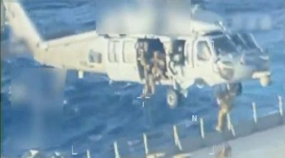 Pasukan Amerika Serikat menurunkan helikopter di atas kapal tanker minyak Venezuela sebelum penyitaan di Laut Karibia, bagian dari blokade total yang diperintahkan Presiden Donald Trump.