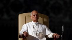 Paus Leo XIV menyampaikan pesan Natal dari Basilika Santo Petrus di Vatikan, menyerukan 24 jam perdamaian dunia, Rabu, 24 Desember 2025. Foto: Vatican Media for Hallonews.