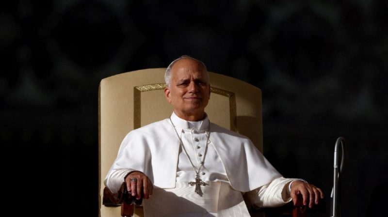 Paus Leo XIV menyampaikan pesan Natal dari Basilika Santo Petrus di Vatikan, menyerukan 24 jam perdamaian dunia, Rabu, 24 Desember 2025. Foto: Vatican Media for Hallonews.