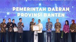 Gubernur Banten Andra Soni menerima penghargaan Peringkat II Nasional Indeks Reformasi Hukum 2025 dari Menteri Hukum Supratman Andi Agtas di Jakarta.
