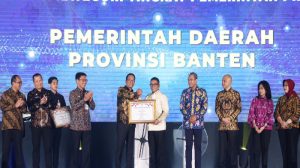 Gubernur Banten Andra Soni menerima penghargaan Peringkat II Nasional Indeks Reformasi Hukum 2025 dari Menteri Hukum Supratman Andi Agtas di Jakarta.