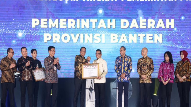 Gubernur Banten Andra Soni menerima penghargaan Peringkat II Nasional Indeks Reformasi Hukum 2025 dari Menteri Hukum Supratman Andi Agtas di Jakarta.