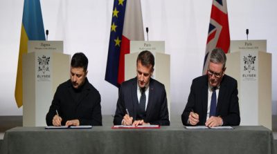 Presiden Ukraina Volodymyr Zelensky bersama Presiden Prancis Emmanuel Macron dan Perdana Menteri Inggris Keir Starmer menandatangani kesepakatan di Paris terkait pengamanan Ukraina setelah gencatan senjata.