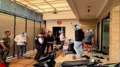 Tim Kejaksaan Negeri Jakarta Timur melakukan penggeledahan di salah satu unit Suku Dinas Perindustrian Jakarta Timur, Senin (10/11/2025). (Dok Kejari Jaktim)