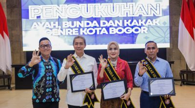 Pengukuhan Wali Kota Bogor, Dedie Rachim dan istrinya sebagai ayah dan bunda GenRe. (Dok Humas Pemkot Bogor)