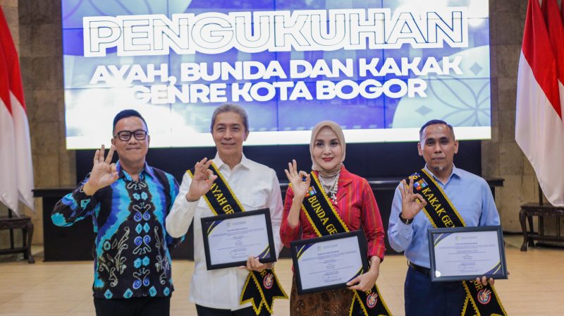 Pengukuhan Wali Kota Bogor, Dedie Rachim dan istrinya sebagai ayah dan bunda GenRe. (Dok Humas Pemkot Bogor)