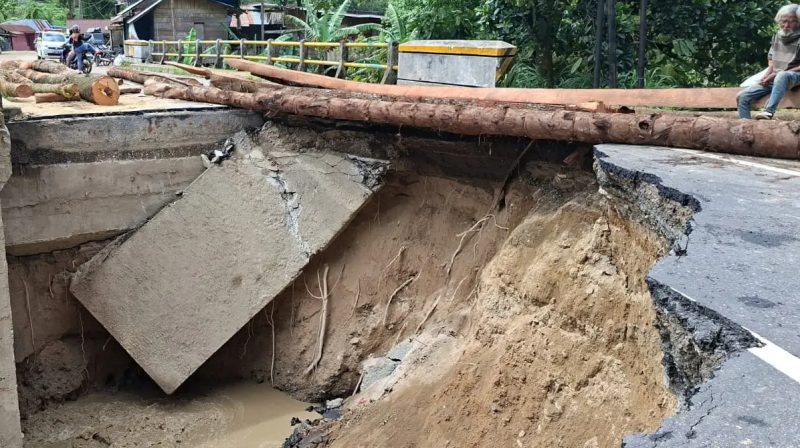 Perbaikan jalan di Agam