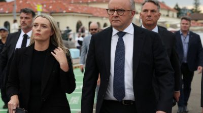 Perdana Menteri Australia Anthony Albanese dan istrinya tiba di Pantai Bondi untuk menghadiri acara peringatan korban serangan bersenjata, Minggu (21/12/2025).