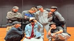 Personel BTS saat siaran langsung