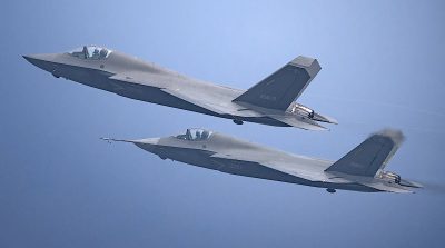 Pesawat tempur siluman J-35A buatan Tiongkok terlihat saat uji terbang di atas lapangan terbang pabrikan, varian berbasis darat yang disiapkan untuk Angkatan Udara Tiongkok.