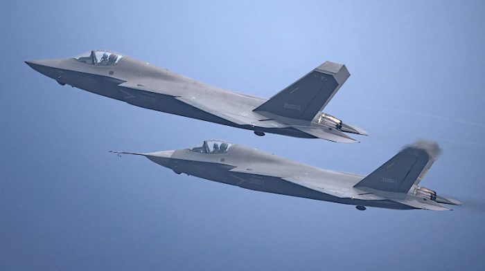 Pesawat tempur siluman J-35A buatan Tiongkok terlihat saat uji terbang di atas lapangan terbang pabrikan, varian berbasis darat yang disiapkan untuk Angkatan Udara Tiongkok.