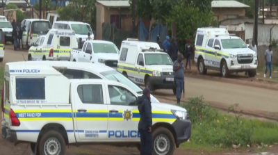 Polisi Afrika Selatan berjaga di depan bar KwaNoxolo di Bekkersdal, dekat Johannesburg, tempat sembilan orang tewas dan sepuluh luka-luka akibat penembakan brutal.