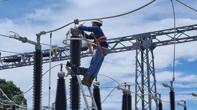 Petugas PLN tengah melakukan perbaikan dan pemeriksaan jaringan di landing point Tanjung Carat sebagai bagian dari proses recovery SKLT Sirkit II interkoneksi Sumatera–Bangka. (Dok PLN)
