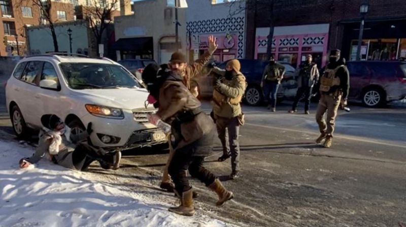 Demonstran disemprot merica oleh petugas federal saat protes penembakan Alex Pretti oleh ICE di Minnesota.