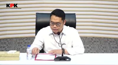 Plt Deputi Penindakan dan Eksekusi KPK Asep Guntur Rahayu menyampaikan keterangan pers mengenai dugaan invois fiktif dalam kasus suap percepatan eksekusi lahan PN Depok di Gedung Merah Putih KPK, Jakarta.