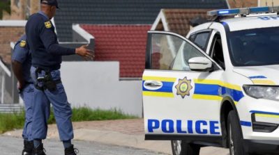 Polisi Afrika Selatan berjaga di lokasi penembakan massal di Bekkersdal, Johannesburg, dalam operasi besar memburu pelaku bersenjata yang menewaskan sembilan orang.