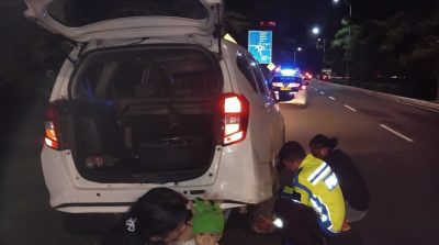 Tanpa Pamrih, Polisi Bandara Soetta Bantu Keluarga yang Terjebak Pecah Ban. (Dok Hallonews).