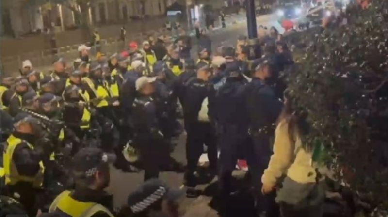 Aparat kepolisian London mengamankan area Kedutaan Iran di South Kensington saat demonstrasi berubah menjadi bentrokan.