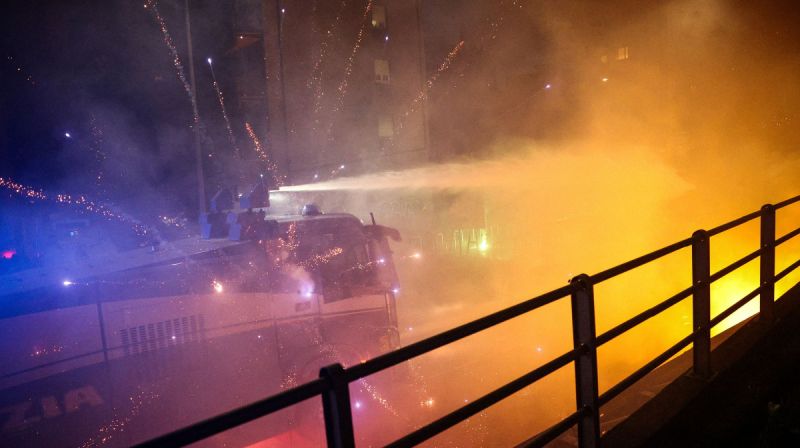 Polisi Italia menghadapi demonstran anti-Olimpiade dengan meriam air dan gas air mata di Milan.