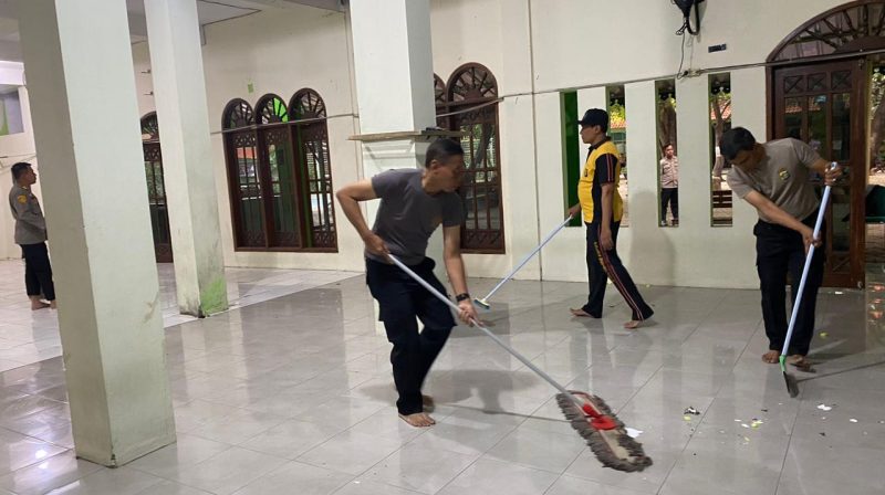 Petugas Polres Jakut menggelar aksi peduli pasca insiden ledakan di SMA Negeri 72 Kelapa Gading (Dok Polres Metro Jakut)