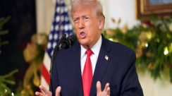 Helikopter Penjaga Pantai AS melayang di atas kapal tanker Centuries berbendera Panama di Laut Karibia saat operasi penyitaan minyak Venezuela.