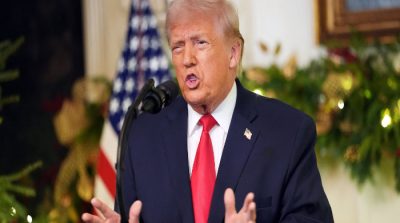 Helikopter Penjaga Pantai AS melayang di atas kapal tanker Centuries berbendera Panama di Laut Karibia saat operasi penyitaan minyak Venezuela.