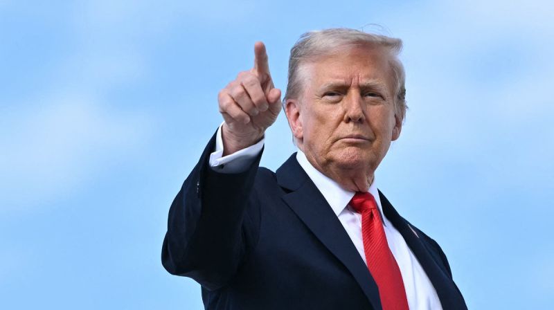 Presiden AS Donald Trump menaiki Air Force One di Pangkalan Gabungan Andrews, Maryland, sambil menunjuk ke arah awak media pada 11 September 2025.