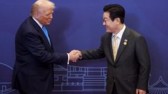 Presiden Korea Selatan Lee Jae Myung berjabat tangan dengan Presiden AS Donald Trump pada KTT APEC di Gyeongju, membahas kerja sama pertahanan strategis termasuk proyek kapal selam nuklir.