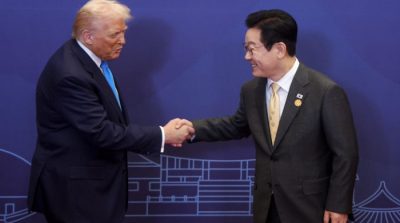 Presiden Korea Selatan Lee Jae Myung berjabat tangan dengan Presiden AS Donald Trump pada KTT APEC di Gyeongju, membahas kerja sama pertahanan strategis termasuk proyek kapal selam nuklir.