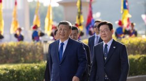 Presiden Korea Selatan Lee Jae Myung dengan Presiden Tiongkok Xi Jinping di Beijing, membahas kerja sama ekonomi dan perdamaian Semenanjung Korea.
