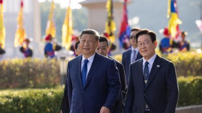Presiden Korea Selatan Lee Jae Myung dengan Presiden Tiongkok Xi Jinping di Beijing, membahas kerja sama ekonomi dan perdamaian Semenanjung Korea.