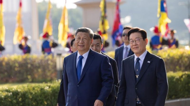 Presiden Korea Selatan Lee Jae Myung dengan Presiden Tiongkok Xi Jinping di Beijing, membahas kerja sama ekonomi dan perdamaian Semenanjung Korea.