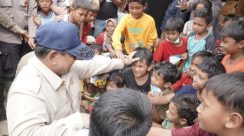 Presiden Prabowo bersalaman dengan anak-anak di Aceh Tamiang