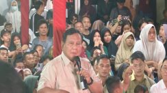 Presiden Prabowo Subianto menyapa warga di posko pengungsian Desa Batu Hula saat malam Tahun Baru 2026.