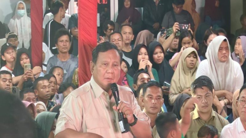 Presiden Prabowo Subianto menyapa warga di posko pengungsian Desa Batu Hula saat malam Tahun Baru 2026.