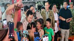 Presiden Prabowo Subianto bernyanyi lagu “Tanah Air” bersama warga pengungsi di Tapanuli Selatan pada malam Tahun Baru 2026.