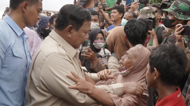 Presiden Prabowo mengunjungi korban banjir di Aceh Tamiang